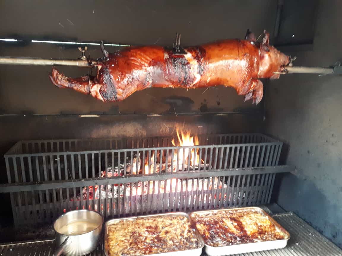 Cochon de lait a la broche avec deux garnitures