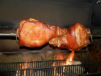 Jambon à la broche cuit au feu de bois à point