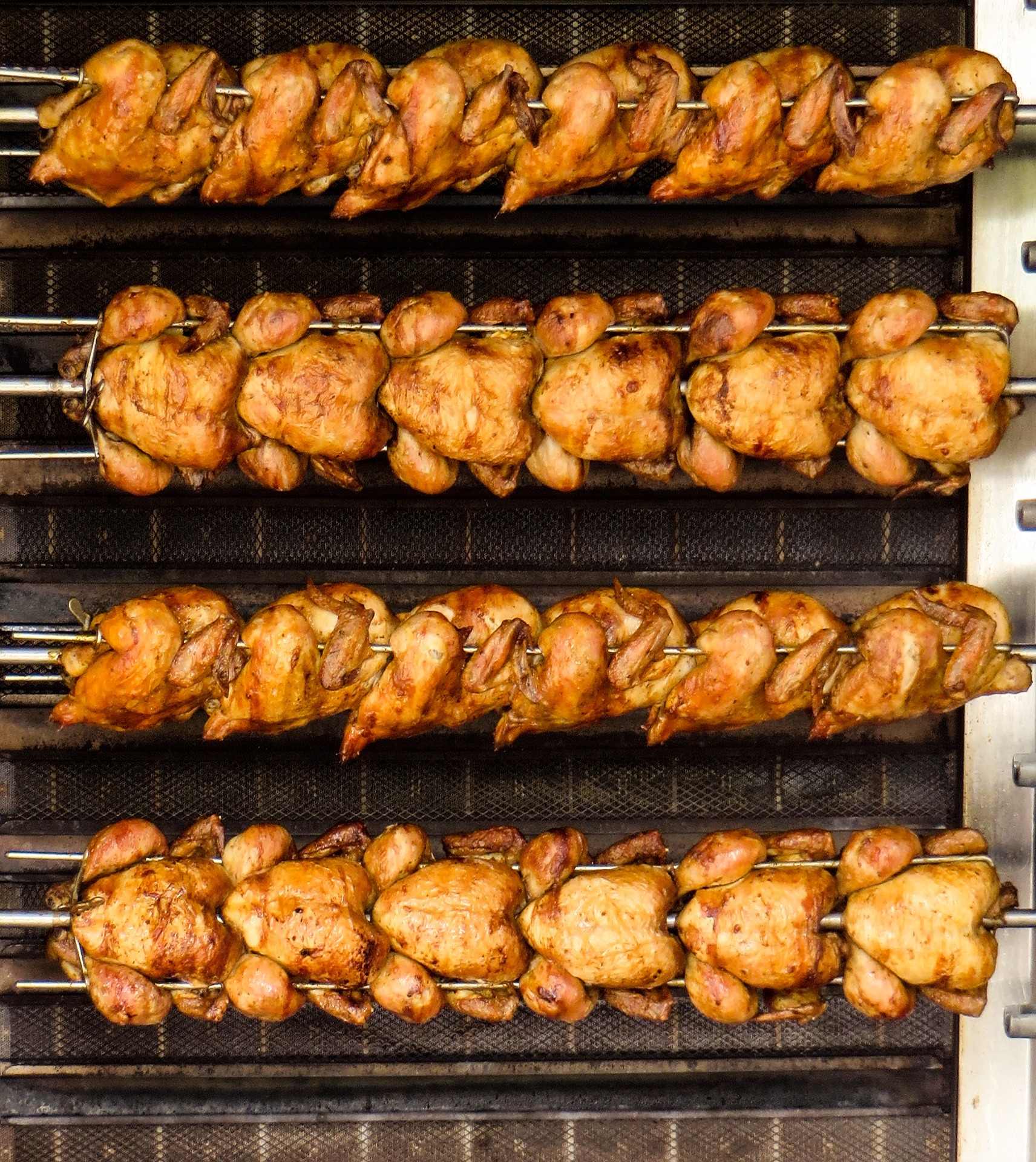 Poulet à la broche au feu de bois