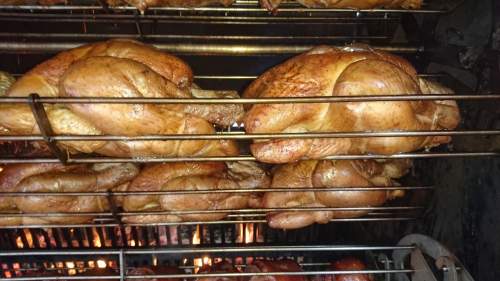 Poulet à la broche en train de cuire