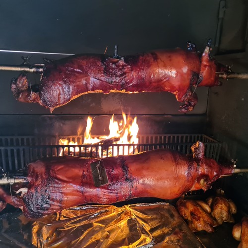 Cochon de lait à la broche Clermont Ferrand, cuits au feu de bois Cochon de lait à la broche cuit au feu de bois en haut et en bas Clermont Ferrand