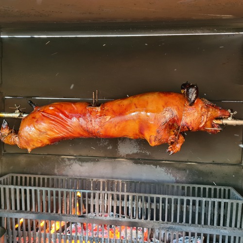 Cochon de lait à la broche cuit au feu de bois Cochon de lait a la broche cuit au feu de bois Lyon Rhones