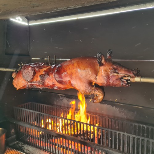 Porcelet a la broche a Lyon - Porcelet cuit au feu de bois