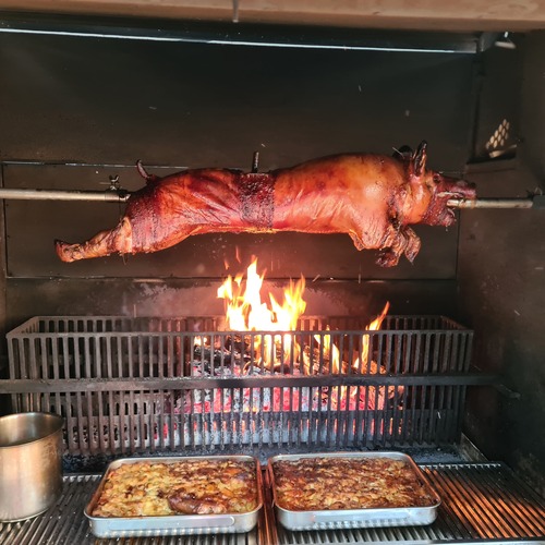 Porcelet a la broche a Lyon - porcelet cuit avec son gratin