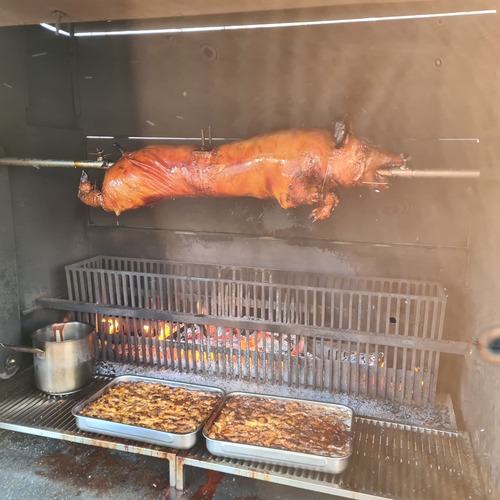 Porcelet a la broche cuit au feu de bois et son accompagnement