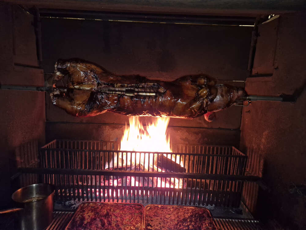 Cochon de lait à la broche bien cuit