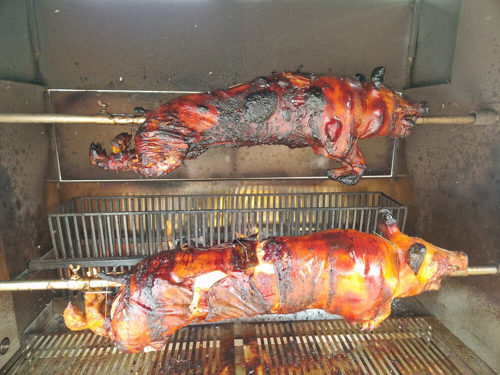 Deux cochons de lait à la broche avec des cuissons différentes