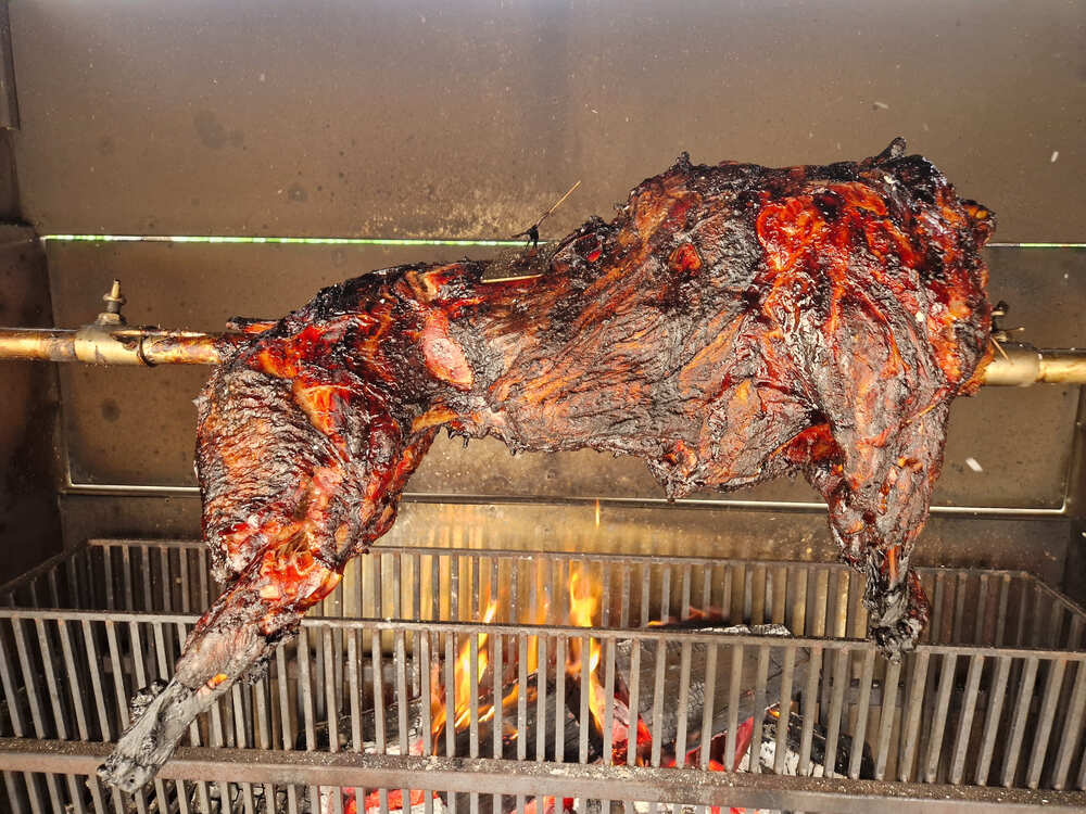 Sanglier à la broche au feu de bois